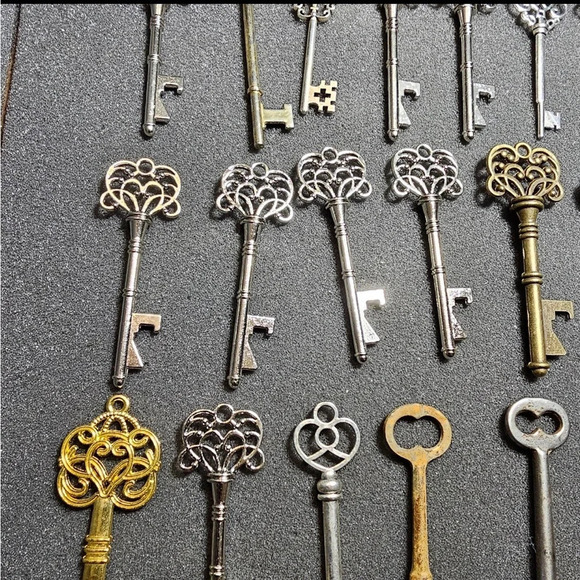 Large Lot Of 22 Metalic Ornate Skeleton Keys Modern Reproductions For Crafts - Picture 4 of 7